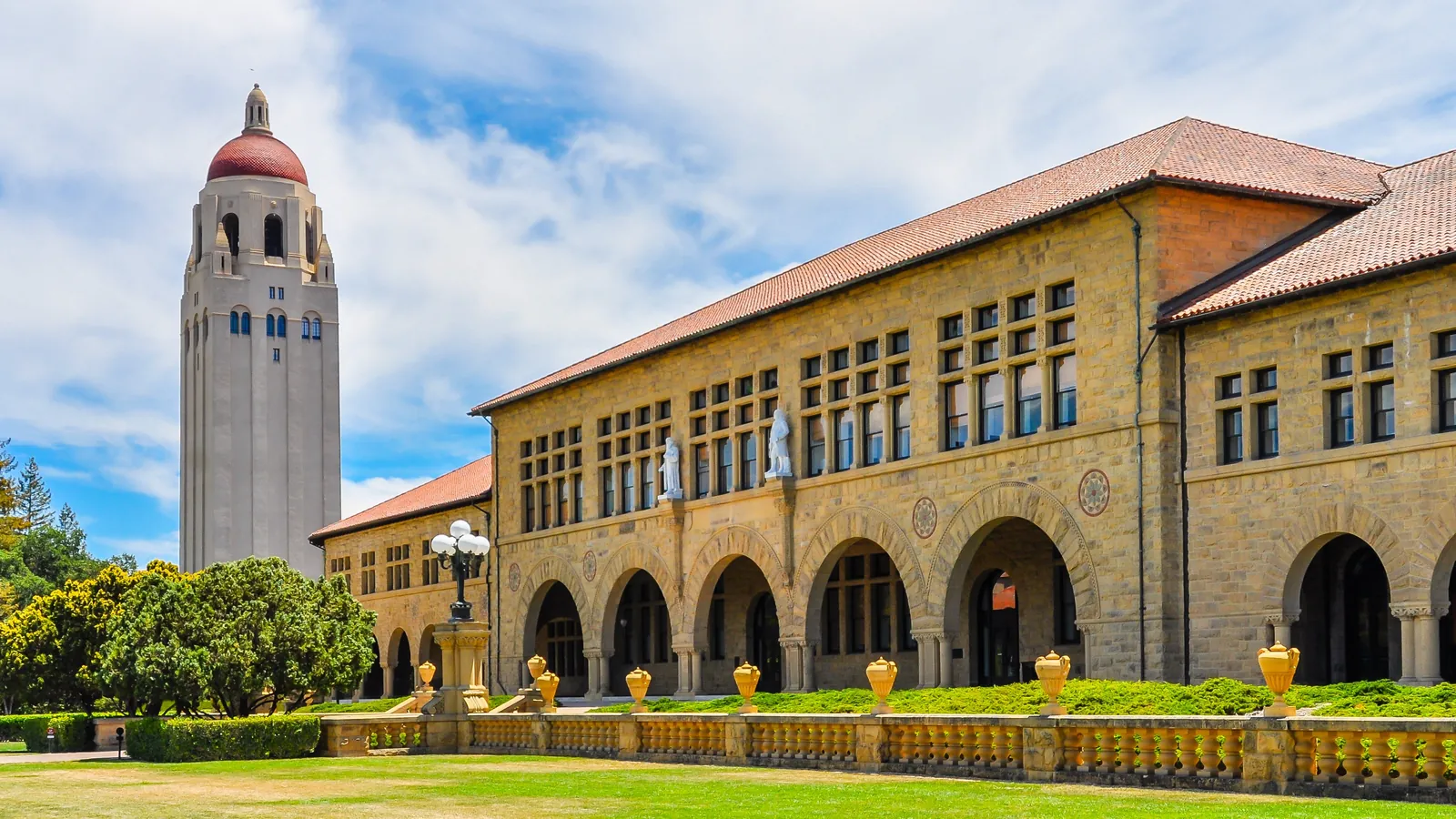 Hoover Tower and the Stanford Quad under a blue sky